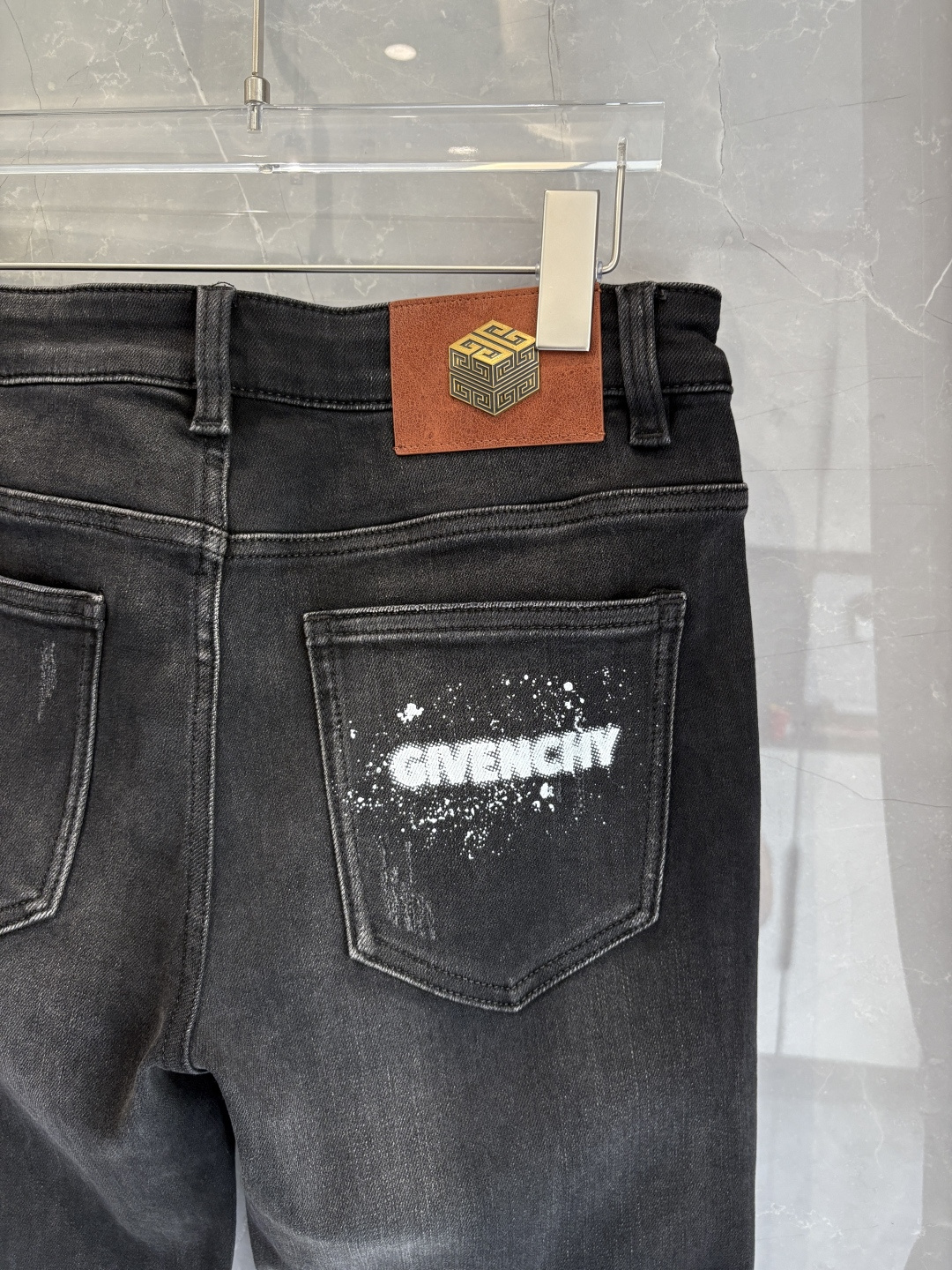 专柜🆕2025秋冬设计推荐 热卖牛仔裤🆕柔软亲肤面料 奢华头层牛皮腰牌 经典蓝洗水 专柜限量款 奢华感订