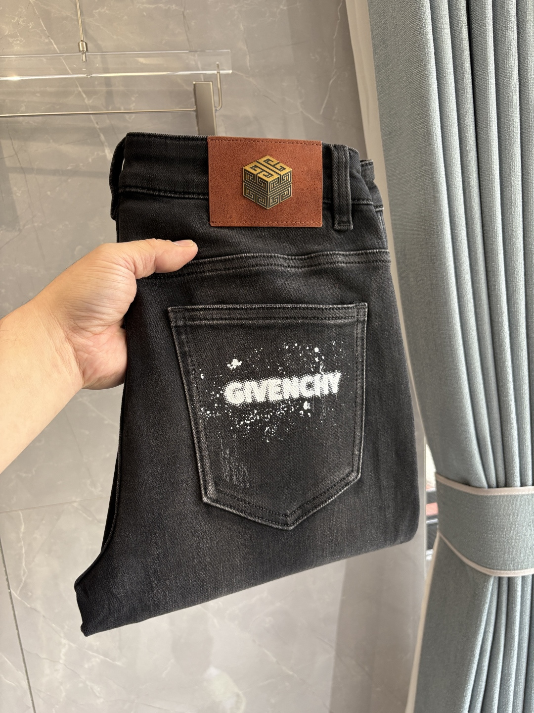 专柜🆕2025秋冬设计推荐 热卖牛仔裤🆕柔软亲肤面料 奢华头层牛皮腰牌 经典蓝洗水 专柜限量款 奢华感订