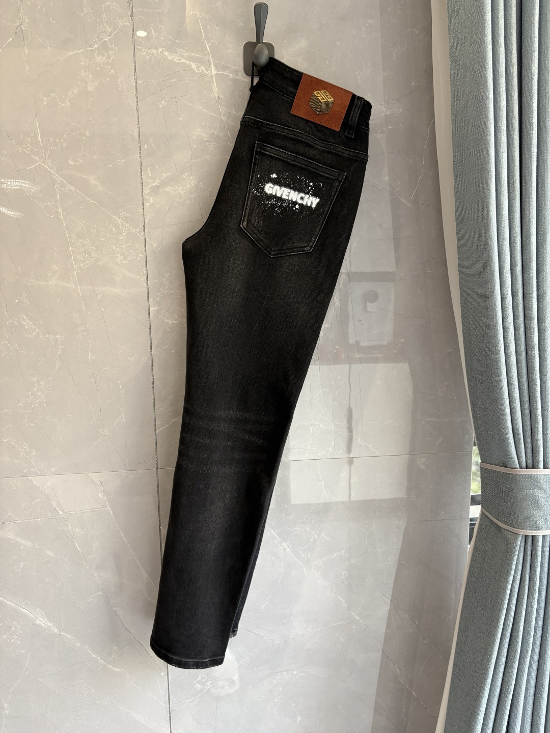 专柜🆕2025秋冬设计推荐 热卖牛仔裤🆕柔软亲肤面料 奢华头层牛皮腰牌 经典蓝洗水 专柜限量款 奢华感订