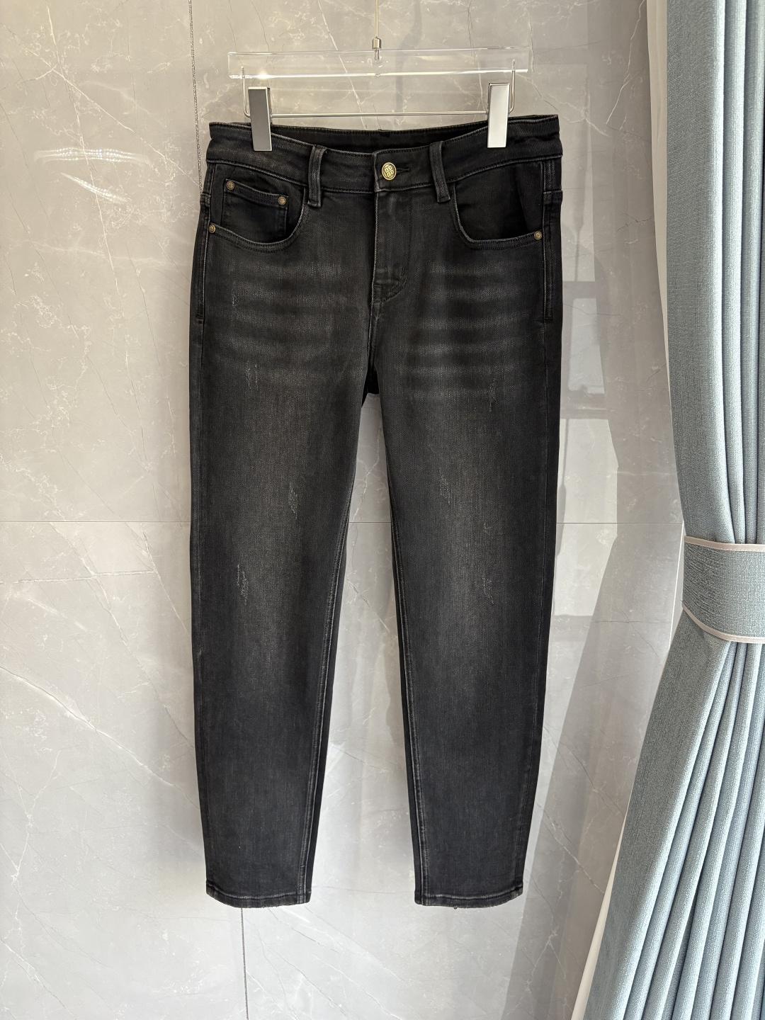 专柜🆕2025秋冬设计推荐 热卖牛仔裤🆕柔软亲肤面料 奢华头层牛皮腰牌 经典蓝洗水 专柜限量款 奢华感订