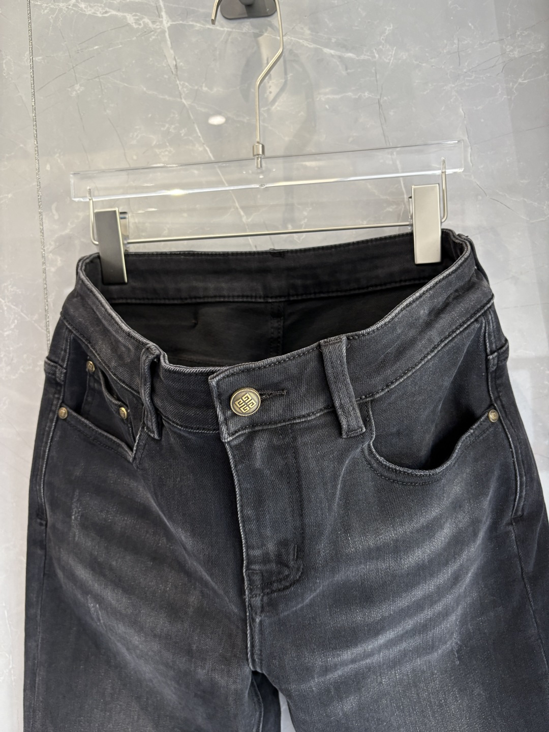 专柜🆕2025秋冬设计推荐 热卖牛仔裤🆕柔软亲肤面料 奢华头层牛皮腰牌 经典蓝洗水 专柜限量款 奢华感订