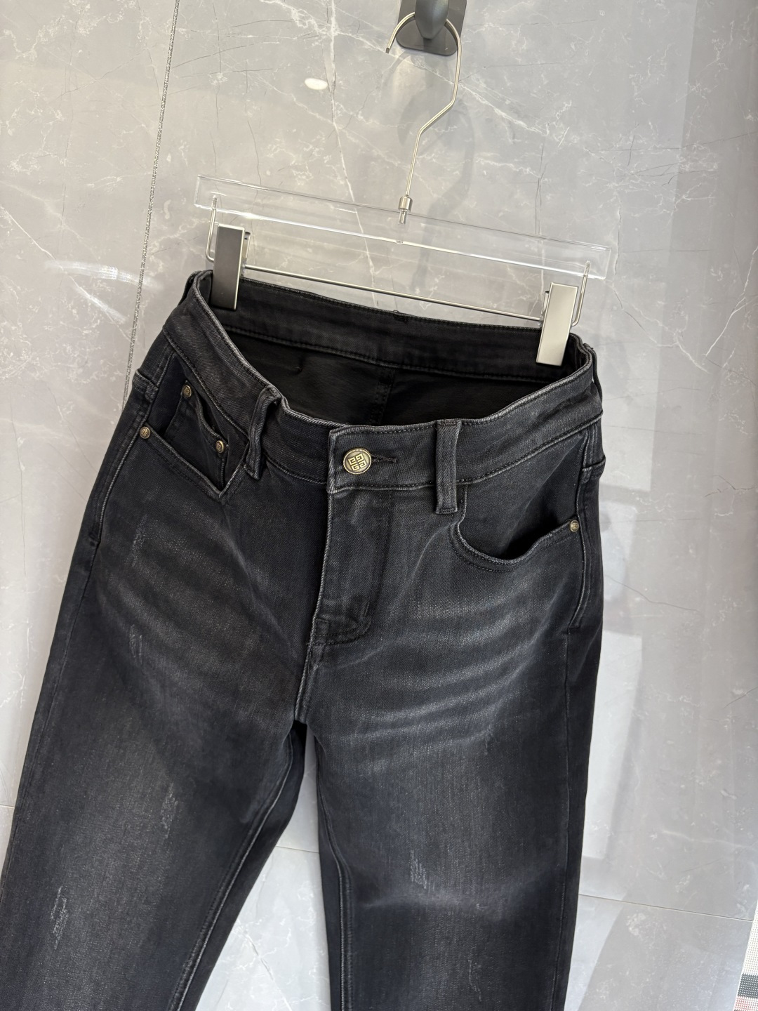 专柜🆕2025秋冬设计推荐 热卖牛仔裤🆕柔软亲肤面料 奢华头层牛皮腰牌 经典蓝洗水 专柜限量款 奢华感订