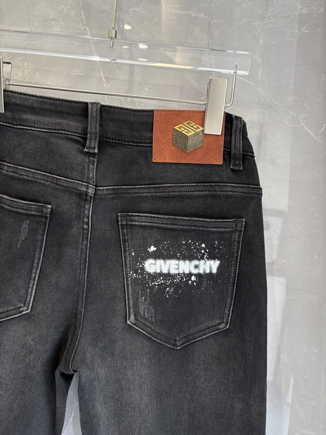 专柜🆕2025秋冬设计推荐 热卖牛仔裤🆕柔软亲肤面料 奢华头层牛皮腰牌 经典蓝洗水 专柜限量款 奢华感订