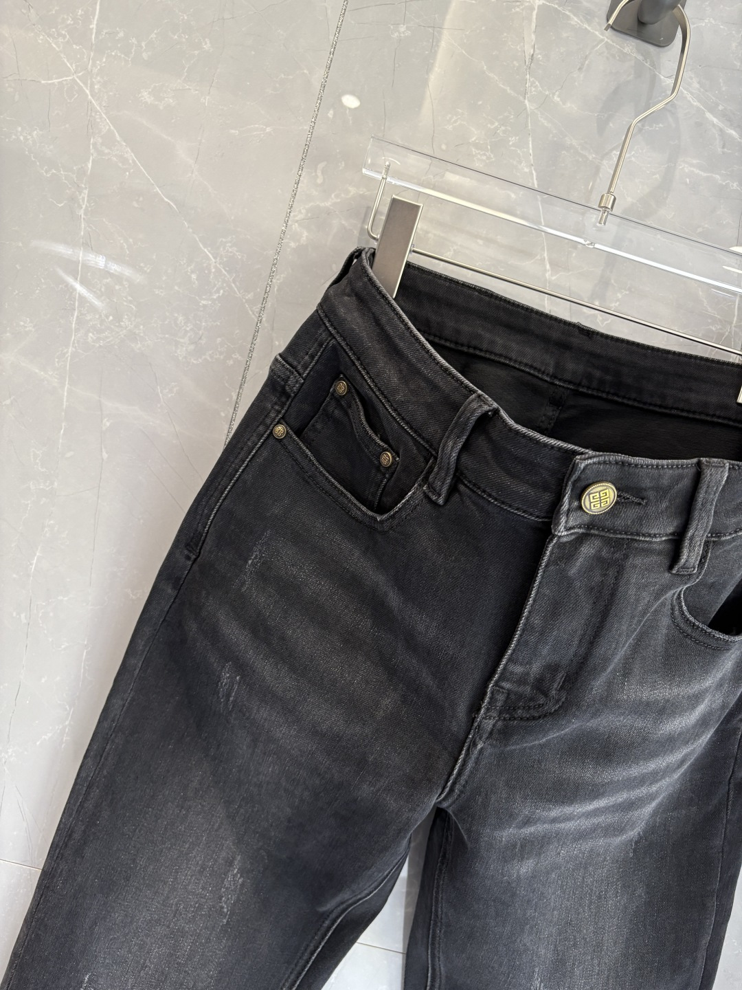专柜🆕2025秋冬设计推荐 热卖牛仔裤🆕柔软亲肤面料 奢华头层牛皮腰牌 经典蓝洗水 专柜限量款 奢华感订