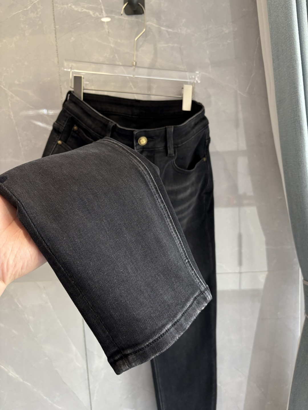 专柜🆕2025秋冬设计推荐 热卖牛仔裤🆕柔软亲肤面料 奢华头层牛皮腰牌 经典蓝洗水 专柜限量款 奢华感订