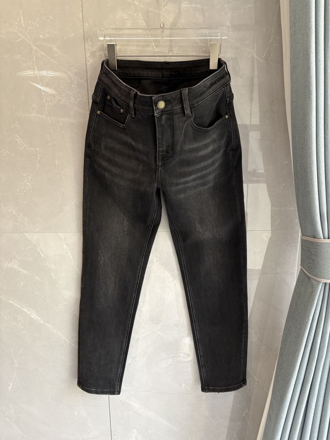 专柜🆕2025秋冬设计推荐 热卖牛仔裤🆕柔软亲肤面料 奢华头层牛皮腰牌 经典蓝洗水 专柜限量款 奢华感订