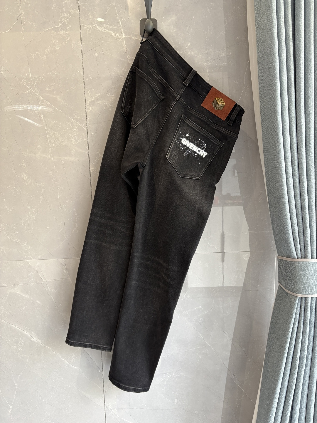 NO:655264,Recommended designs for autumn and winter at the counter. Best-selling jeans with soft skin-friendly fabrics. Luxurious first-layer cowhide waist tags. Classic blue wash. Limited edition at the counter. Luxurious custom-made fabrics. Craftsmanship + washing. Foreign trade quality and detail processing. I absolutely love this color. I absolutely love it. Hot sale in the counter for autumn and winter. Pre-sale. Sold out. Hot single color. Versatile and stylish. Stretchy slim straight pants. Size.29-38. No 35; 37 size.  FFF001,,jeans,cowhide,alexander wang19860909专柜秋冬设计推荐 热卖牛仔裤柔软亲肤面料 奢华头层牛皮腰牌 经典蓝洗水 专柜限量款 奢华感订制面料 工艺+洗水外贸品质感细节处理满满到位 这颜色绝对爱了爱了专柜秋冬热卖预售即售完款爆单款色系百搭大牛味 弹力修身小直筒裤型 尺码.29-38 无35；37码 FFF001,,jeans,cowhide,alexander wang,Men's clothing