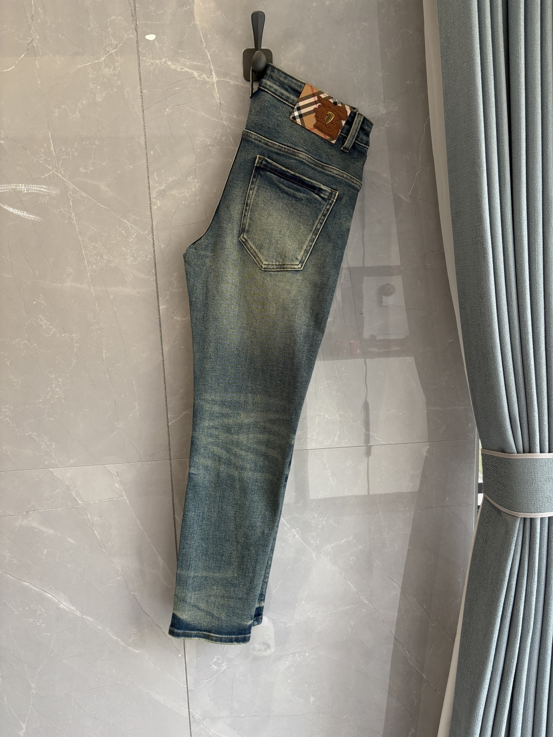 专柜🆕2025秋冬设计推荐 热卖牛仔裤🆕柔软亲肤面料 奢华头层牛皮腰牌 经典蓝洗水 专柜限量款 奢华感订