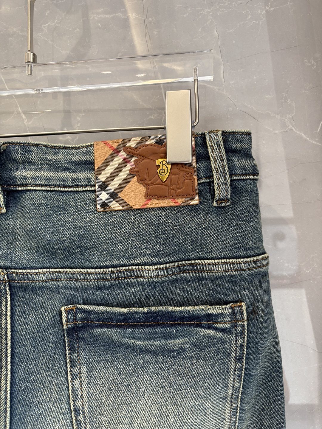 专柜🆕2025秋冬设计推荐 热卖牛仔裤🆕柔软亲肤面料 奢华头层牛皮腰牌 经典蓝洗水 专柜限量款 奢华感订