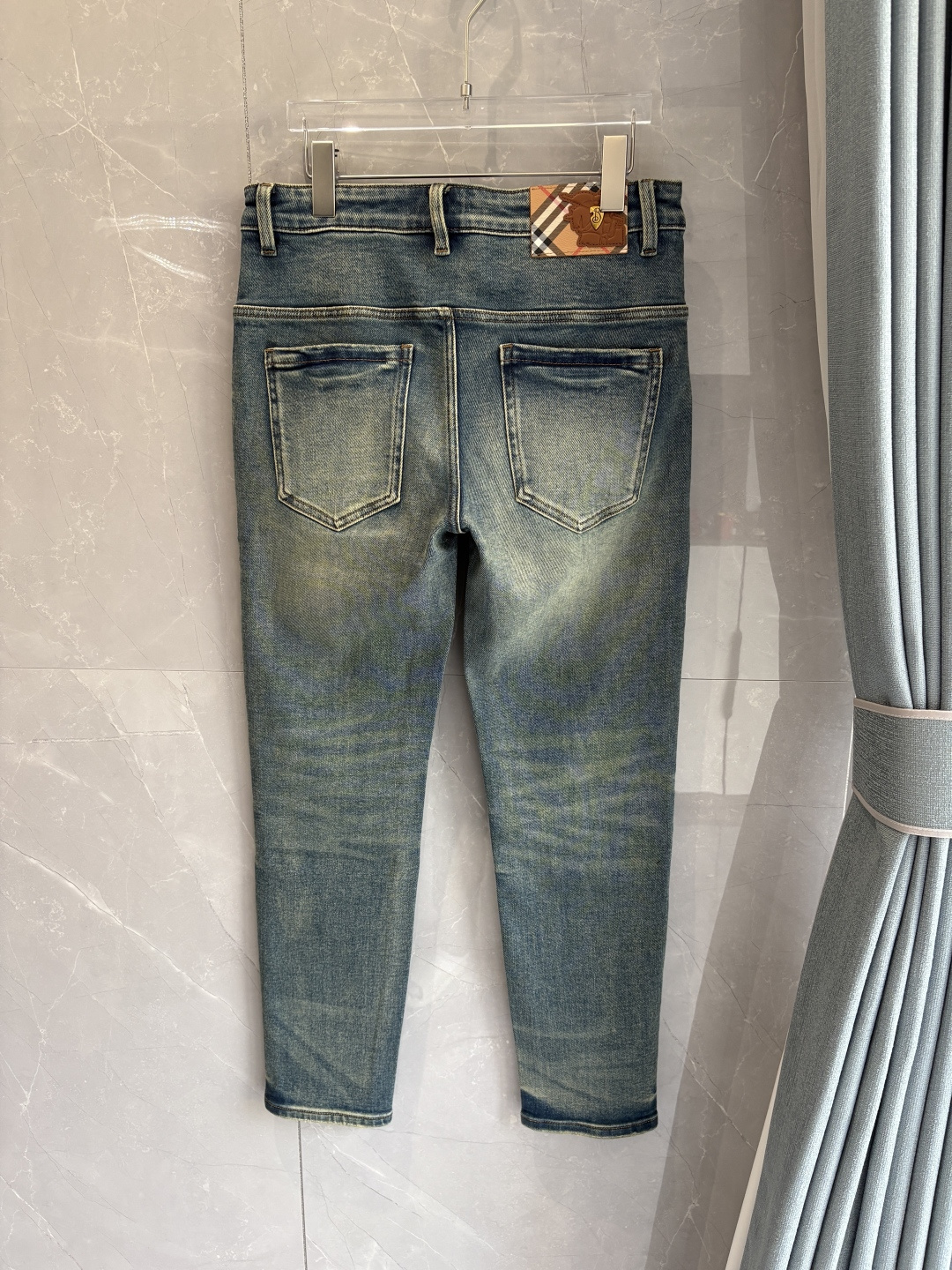 专柜🆕2025秋冬设计推荐 热卖牛仔裤🆕柔软亲肤面料 奢华头层牛皮腰牌 经典蓝洗水 专柜限量款 奢华感订
