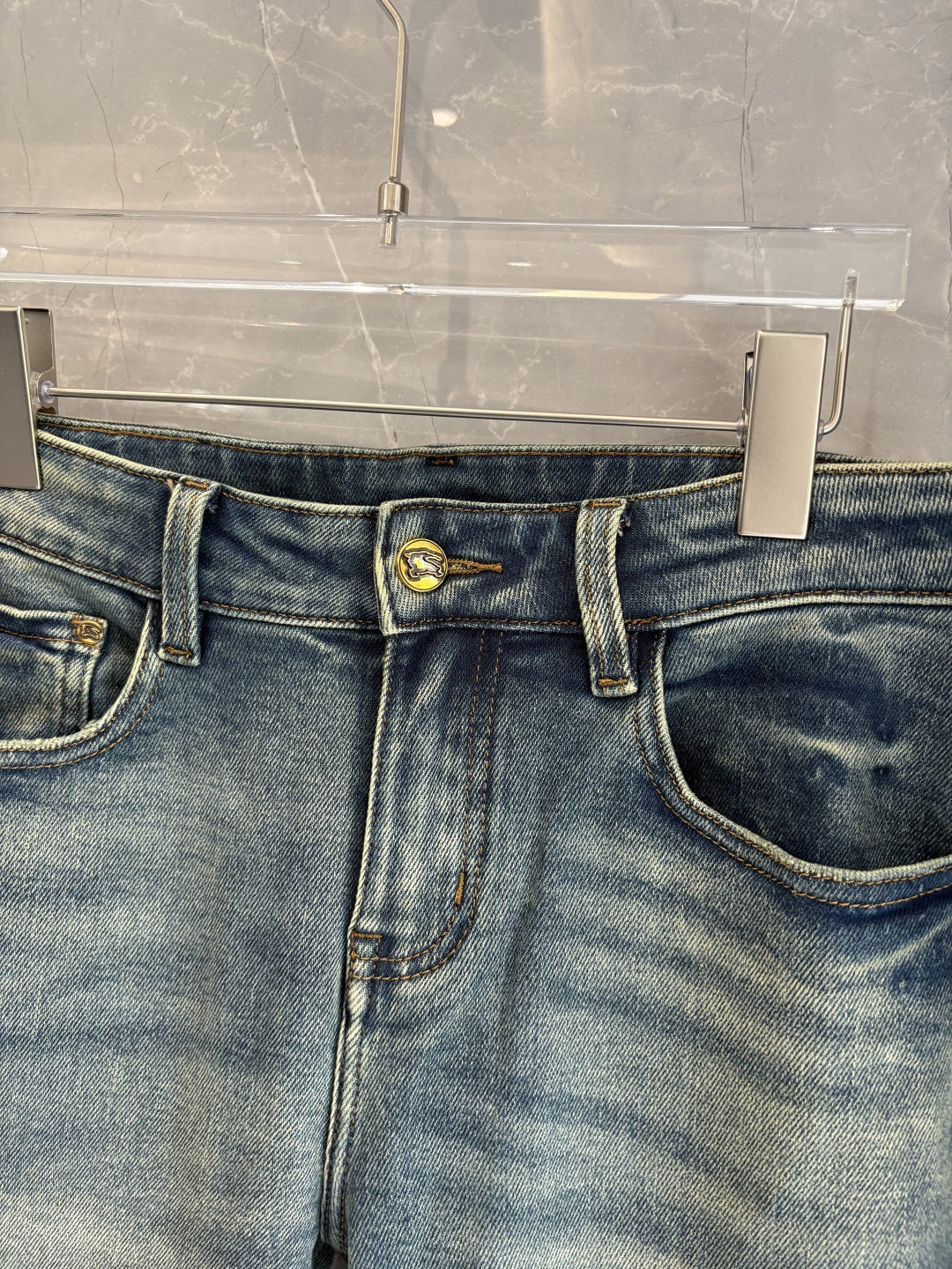 专柜🆕2025秋冬设计推荐 热卖牛仔裤🆕柔软亲肤面料 奢华头层牛皮腰牌 经典蓝洗水 专柜限量款 奢华感订