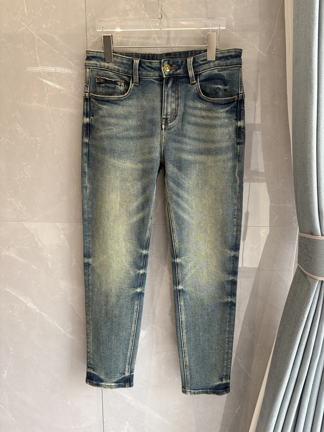 专柜🆕2025秋冬设计推荐 热卖牛仔裤🆕柔软亲肤面料 奢华头层牛皮腰牌 经典蓝洗水 专柜限量款 奢华感订