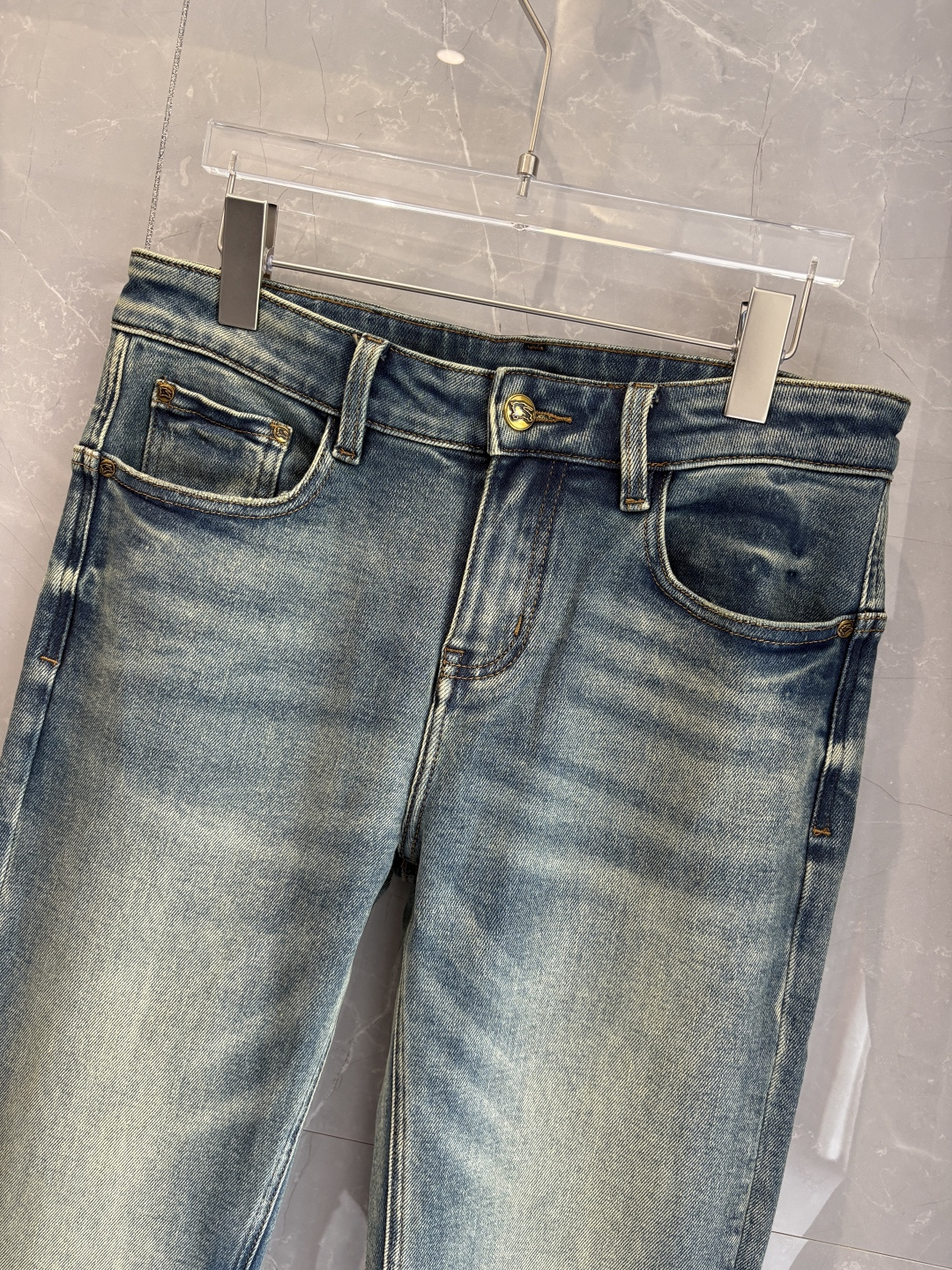 专柜🆕2025秋冬设计推荐 热卖牛仔裤🆕柔软亲肤面料 奢华头层牛皮腰牌 经典蓝洗水 专柜限量款 奢华感订
