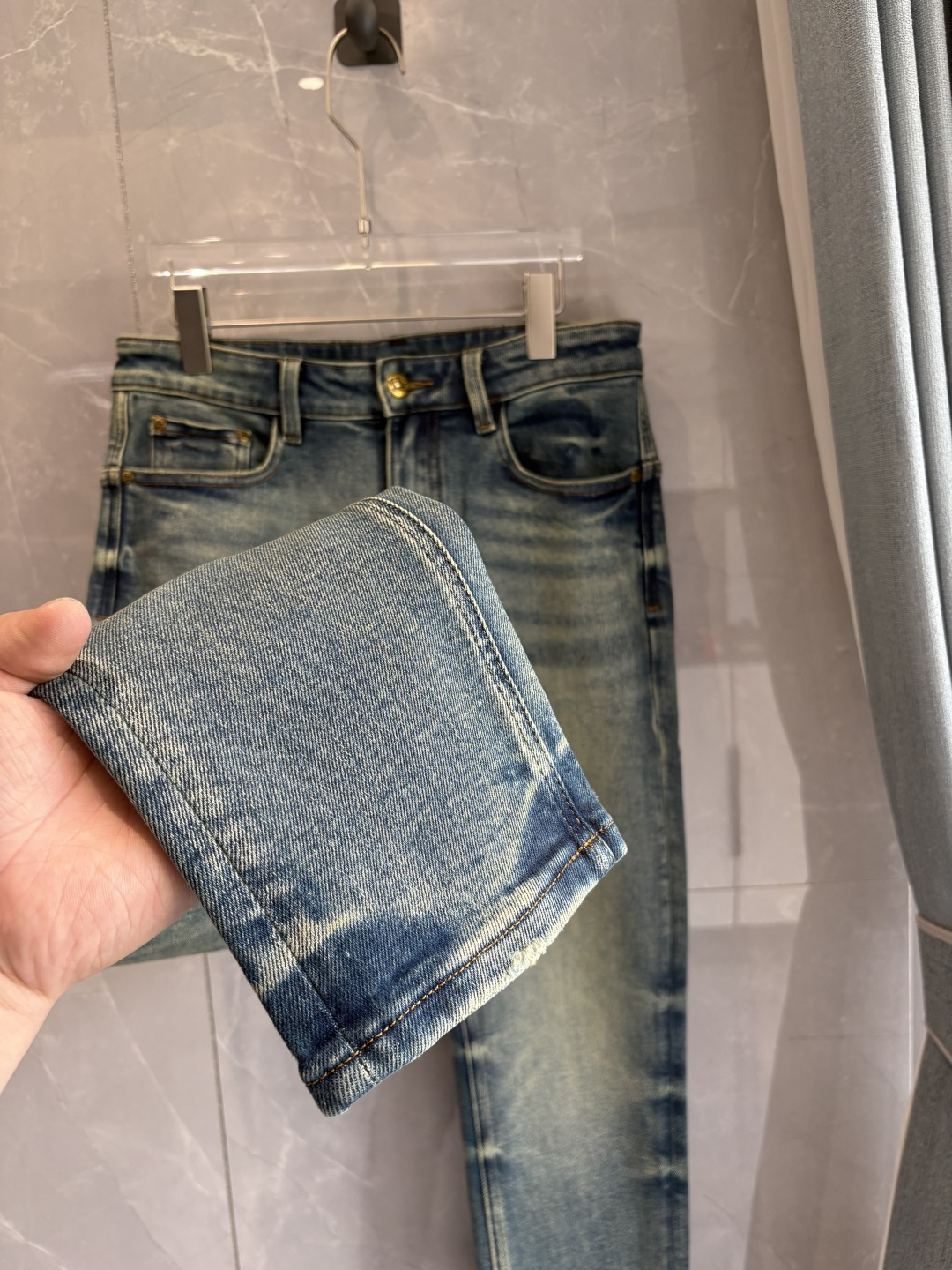 专柜🆕2025秋冬设计推荐 热卖牛仔裤🆕柔软亲肤面料 奢华头层牛皮腰牌 经典蓝洗水 专柜限量款 奢华感订