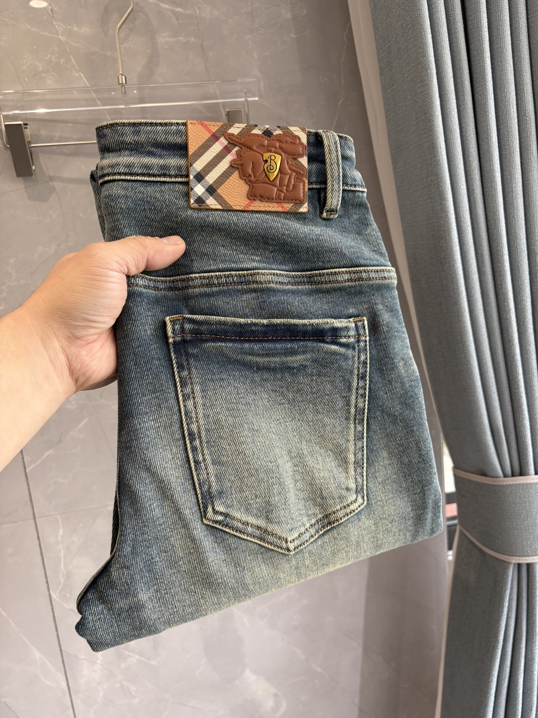 专柜🆕2025秋冬设计推荐 热卖牛仔裤🆕柔软亲肤面料 奢华头层牛皮腰牌 经典蓝洗水 专柜限量款 奢华感订