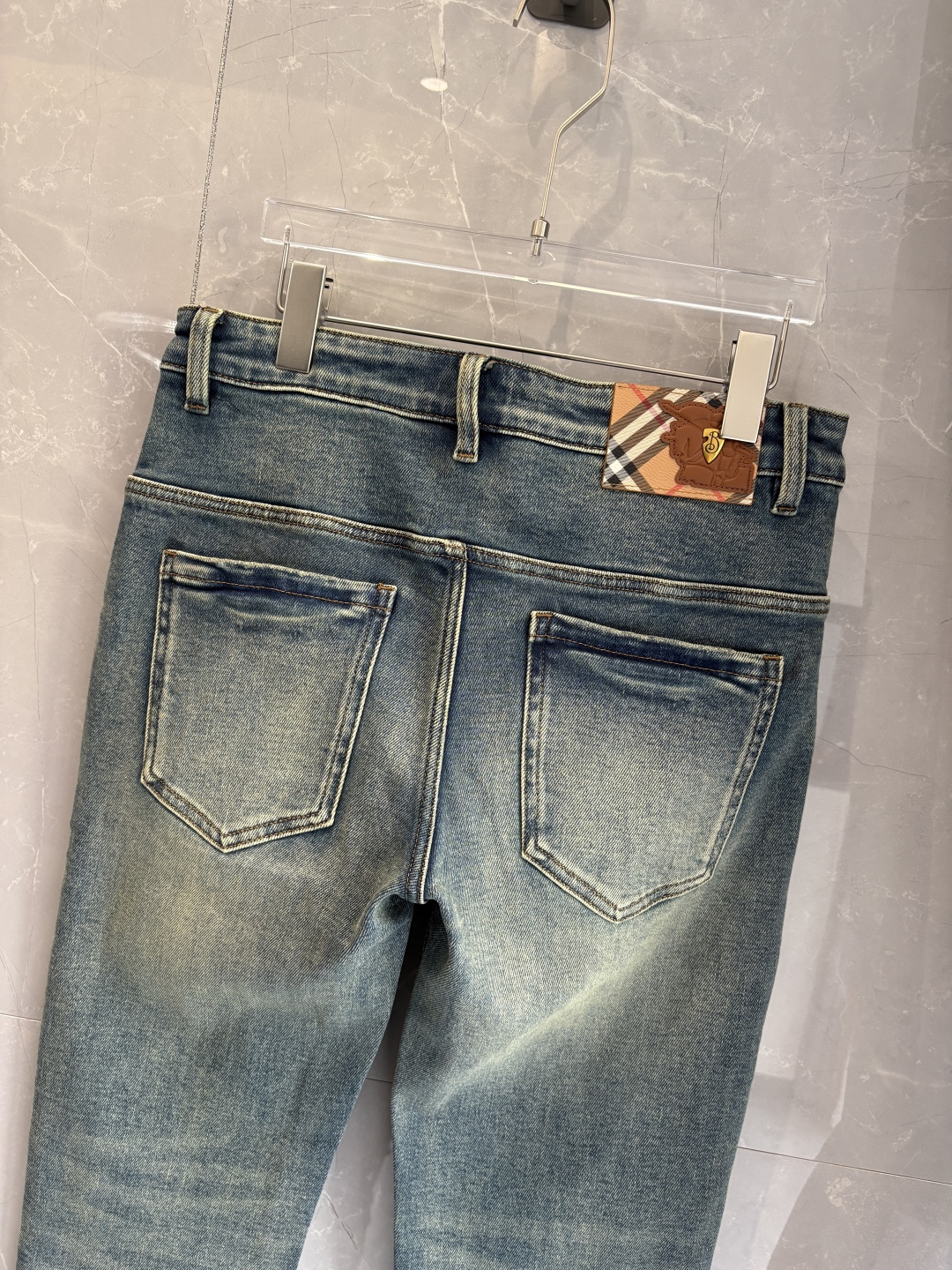 专柜🆕2025秋冬设计推荐 热卖牛仔裤🆕柔软亲肤面料 奢华头层牛皮腰牌 经典蓝洗水 专柜限量款 奢华感订