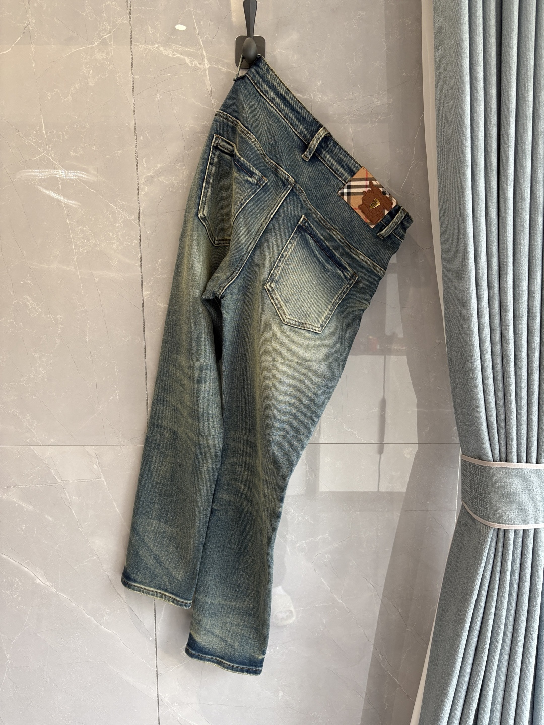 专柜🆕2025秋冬设计推荐 热卖牛仔裤🆕柔软亲肤面料 奢华头层牛皮腰牌 经典蓝洗水 专柜限量款 奢华感订