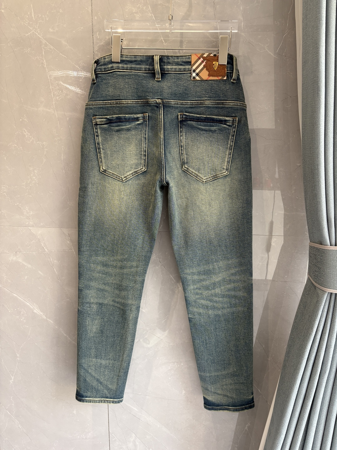 专柜🆕2025秋冬设计推荐 热卖牛仔裤🆕柔软亲肤面料 奢华头层牛皮腰牌 经典蓝洗水 专柜限量款 奢华感订