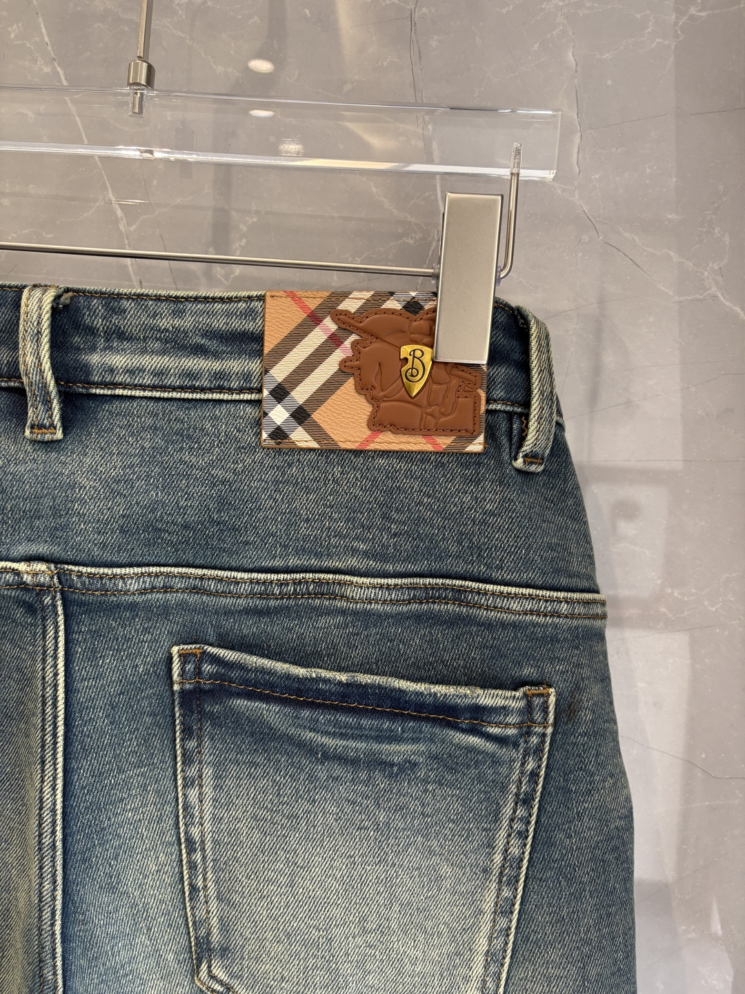 专柜🆕2025秋冬设计推荐 热卖牛仔裤🆕柔软亲肤面料 奢华头层牛皮腰牌 经典蓝洗水 专柜限量款 奢华感订