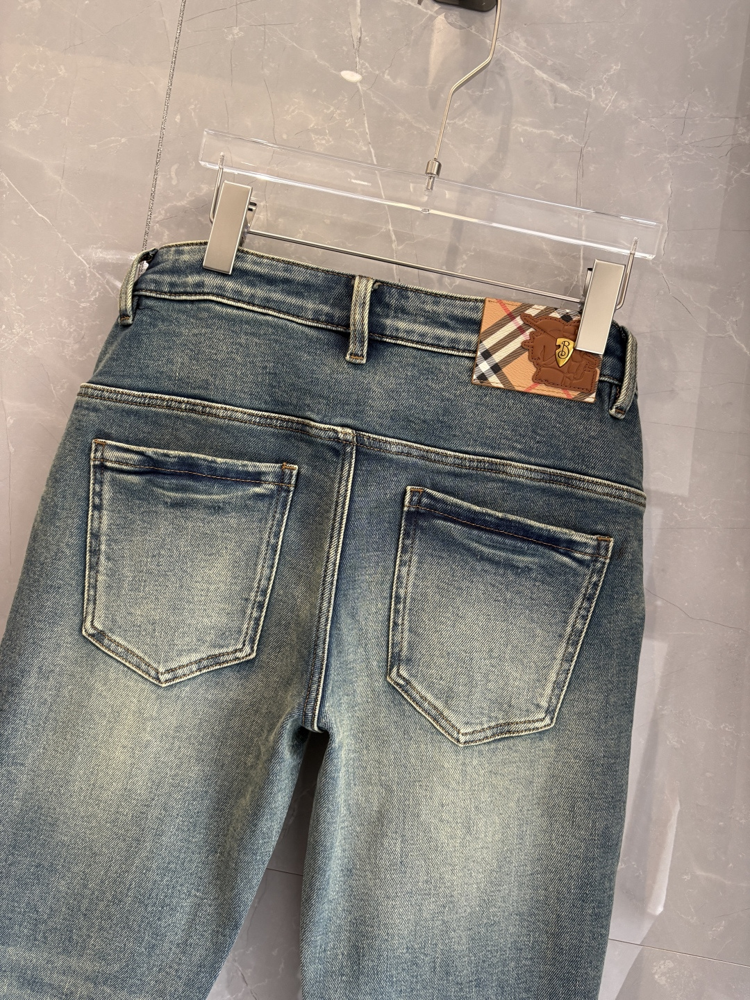 专柜🆕2025秋冬设计推荐 热卖牛仔裤🆕柔软亲肤面料 奢华头层牛皮腰牌 经典蓝洗水 专柜限量款 奢华感订