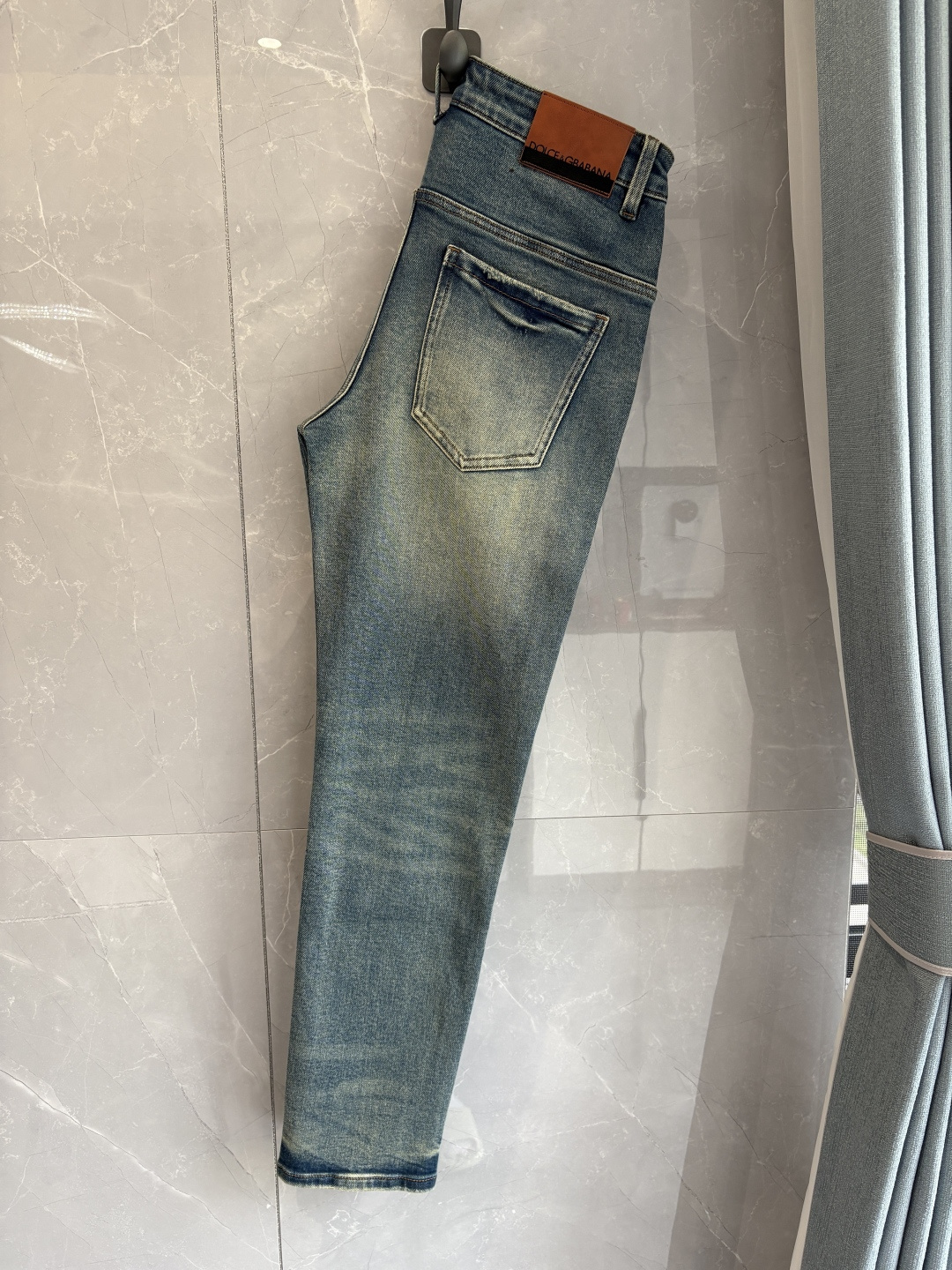 专柜🆕2025秋冬设计推荐 热卖牛仔裤🆕柔软亲肤面料 奢华头层牛皮腰牌 经典蓝洗水 专柜限量款 奢华感订