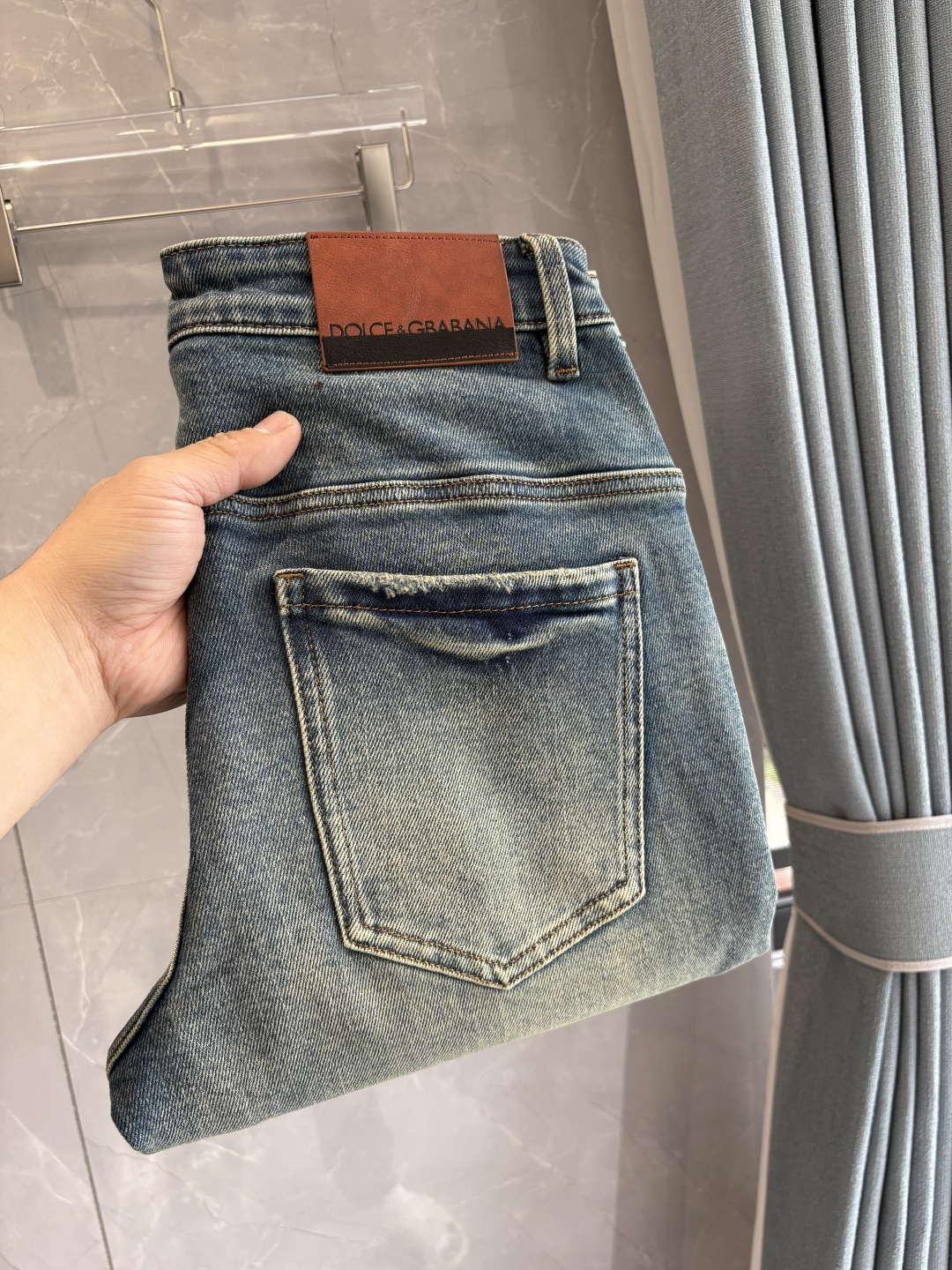 NO:655269,Recommended designs for autumn and winter at the counter. Best-selling jeans with soft skin-friendly fabrics. Luxurious first-layer cowhide waist tags. Classic blue wash. Limited edition at the counter. Luxurious custom-made fabrics. Craftsmanship + washing. Foreign trade quality and detail processing. I absolutely love this color. I absolutely love it. Hot sale in the counter for autumn and winter. Pre-sale. Sold out. Hot single color. Versatile and stylish. Stretchy slim straight pants. Size.29-38. No 35; 37 size.  FFF001,,jeans,cowhide,alexander wang19860909专柜秋冬设计推荐 热卖牛仔裤柔软亲肤面料 奢华头层牛皮腰牌 经典蓝洗水 专柜限量款 奢华感订制面料 工艺+洗水外贸品质感细节处理满满到位 这颜色绝对爱了爱了专柜秋冬热卖预售即售完款爆单款色系百搭大牛味 弹力修身小直筒裤型 尺码.29-38 无35；37码 FFF001,,jeans,cowhide,alexander wang,Men's clothing