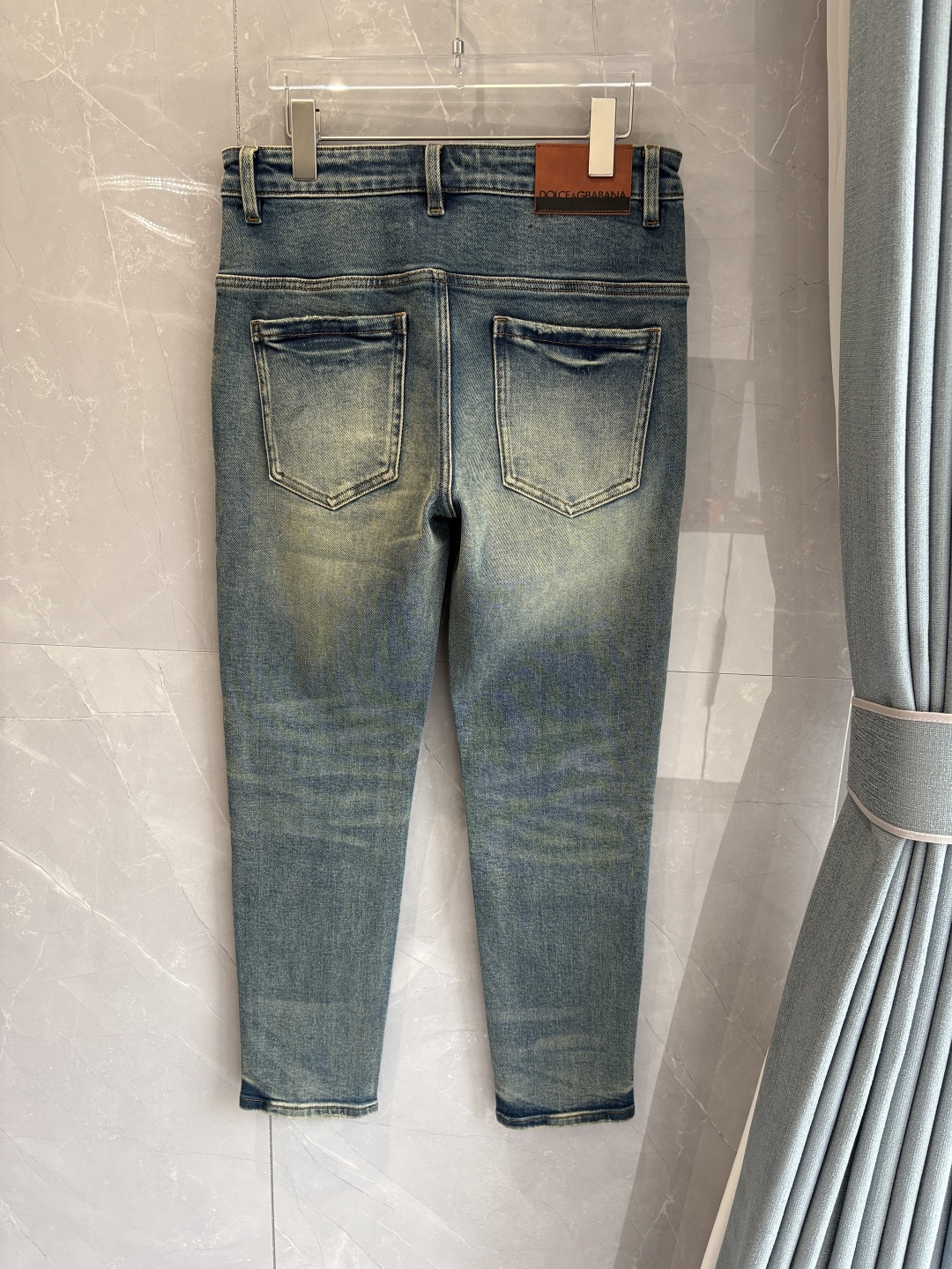 专柜🆕2025秋冬设计推荐 热卖牛仔裤🆕柔软亲肤面料 奢华头层牛皮腰牌 经典蓝洗水 专柜限量款 奢华感订