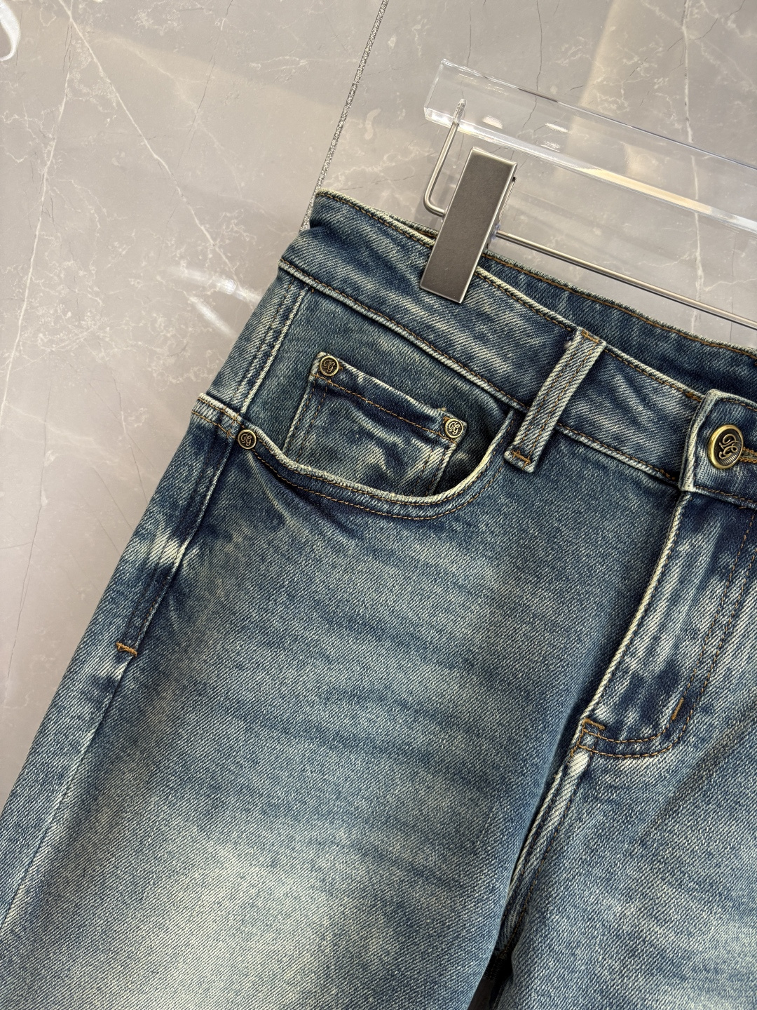 专柜🆕2025秋冬设计推荐 热卖牛仔裤🆕柔软亲肤面料 奢华头层牛皮腰牌 经典蓝洗水 专柜限量款 奢华感订