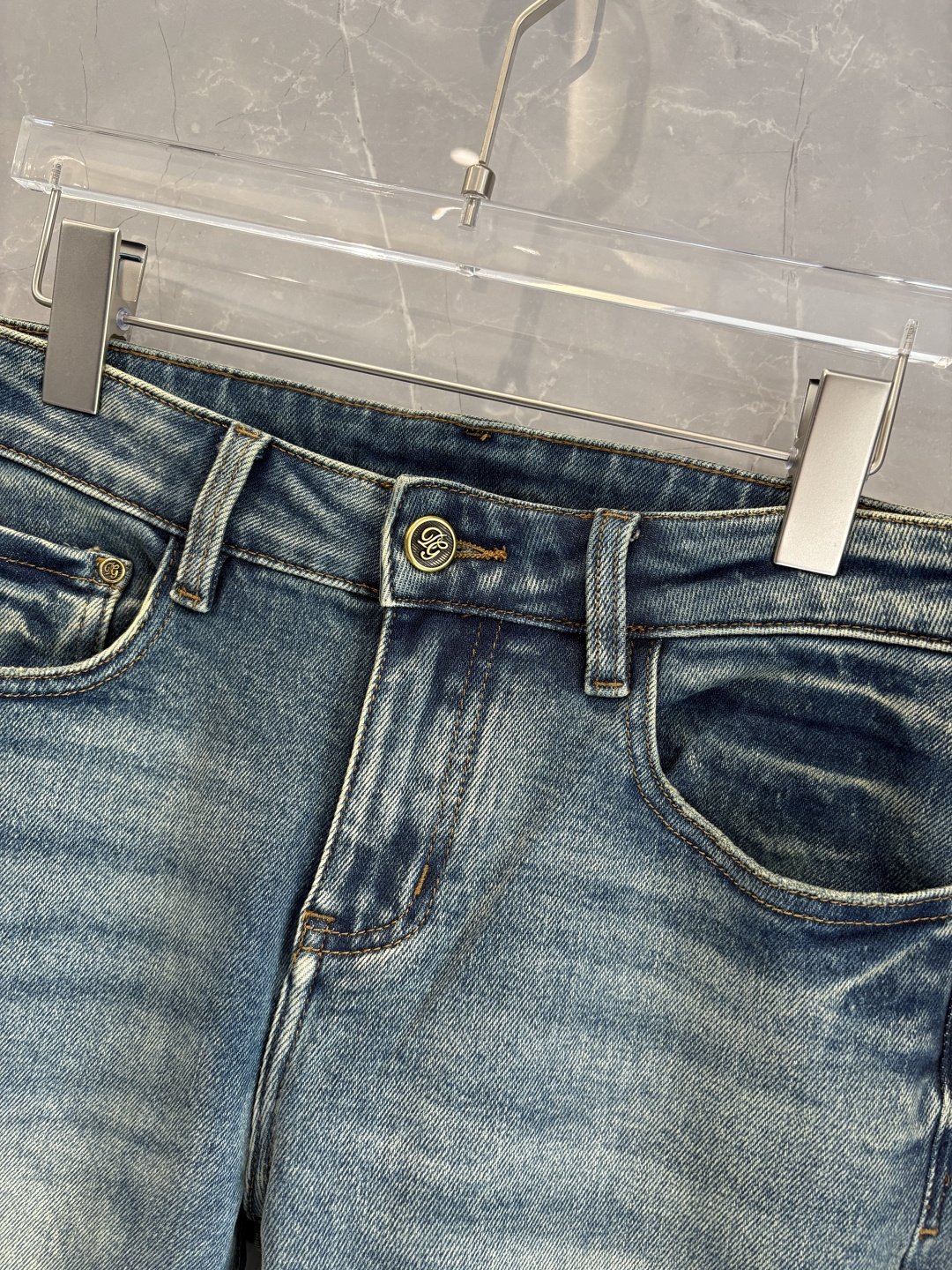 专柜🆕2025秋冬设计推荐 热卖牛仔裤🆕柔软亲肤面料 奢华头层牛皮腰牌 经典蓝洗水 专柜限量款 奢华感订