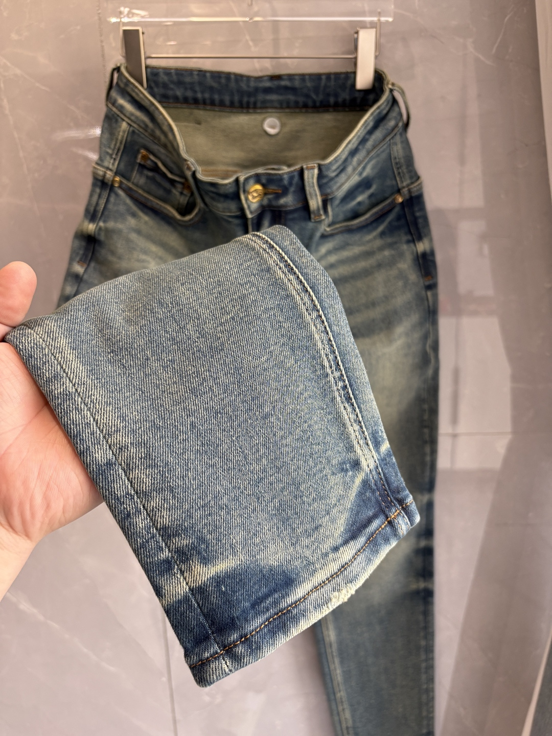 专柜🆕2025秋冬设计推荐 热卖牛仔裤🆕柔软亲肤面料 奢华头层牛皮腰牌 经典蓝洗水 专柜限量款 奢华感订