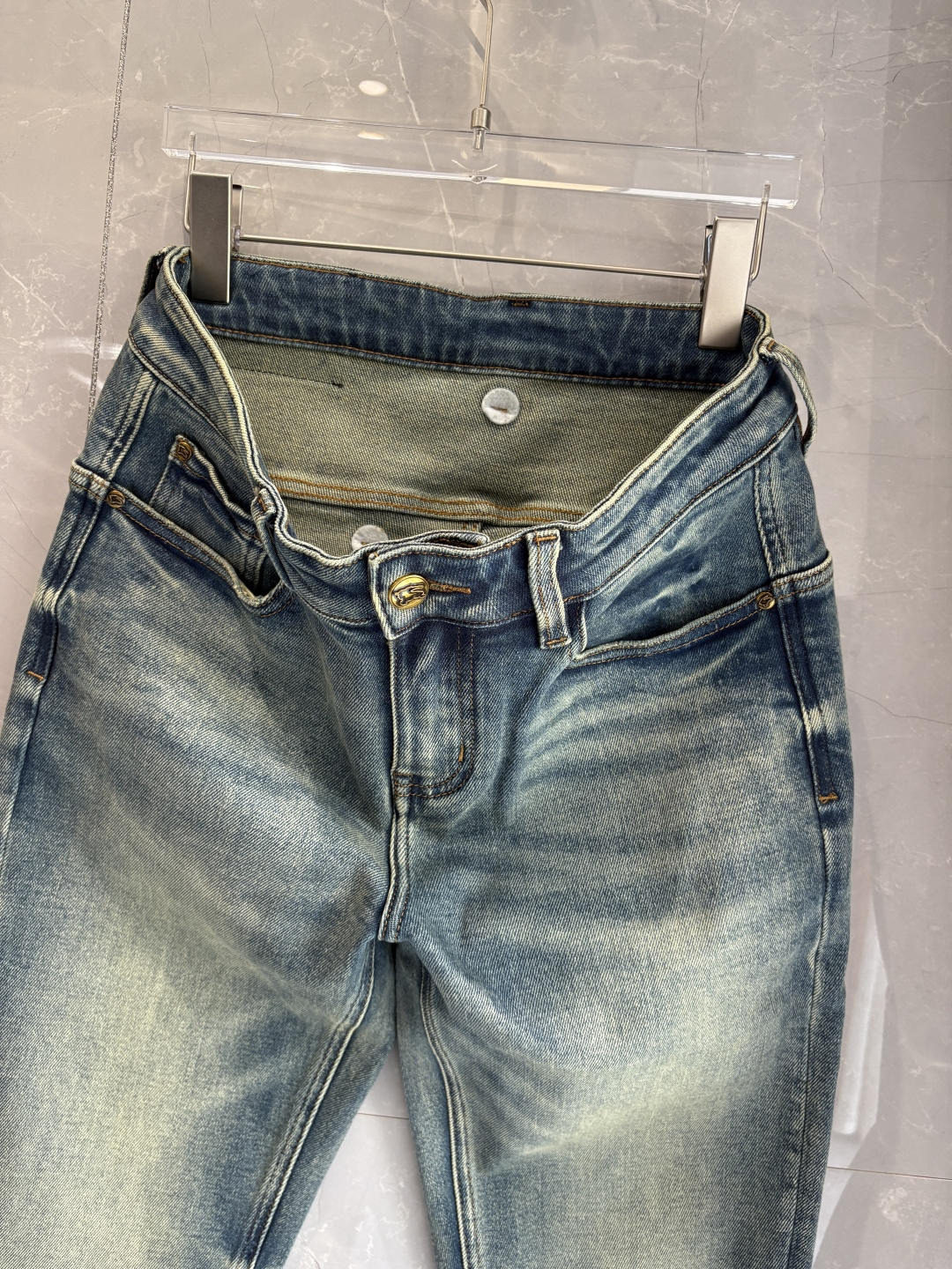 专柜🆕2025秋冬设计推荐 热卖牛仔裤🆕柔软亲肤面料 奢华头层牛皮腰牌 经典蓝洗水 专柜限量款 奢华感订