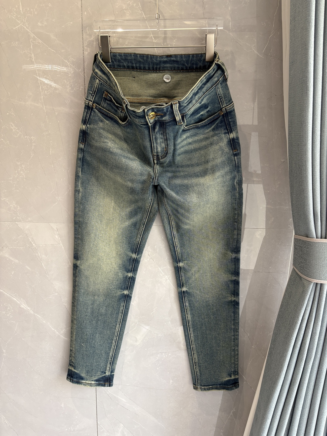 专柜🆕2025秋冬设计推荐 热卖牛仔裤🆕柔软亲肤面料 奢华头层牛皮腰牌 经典蓝洗水 专柜限量款 奢华感订