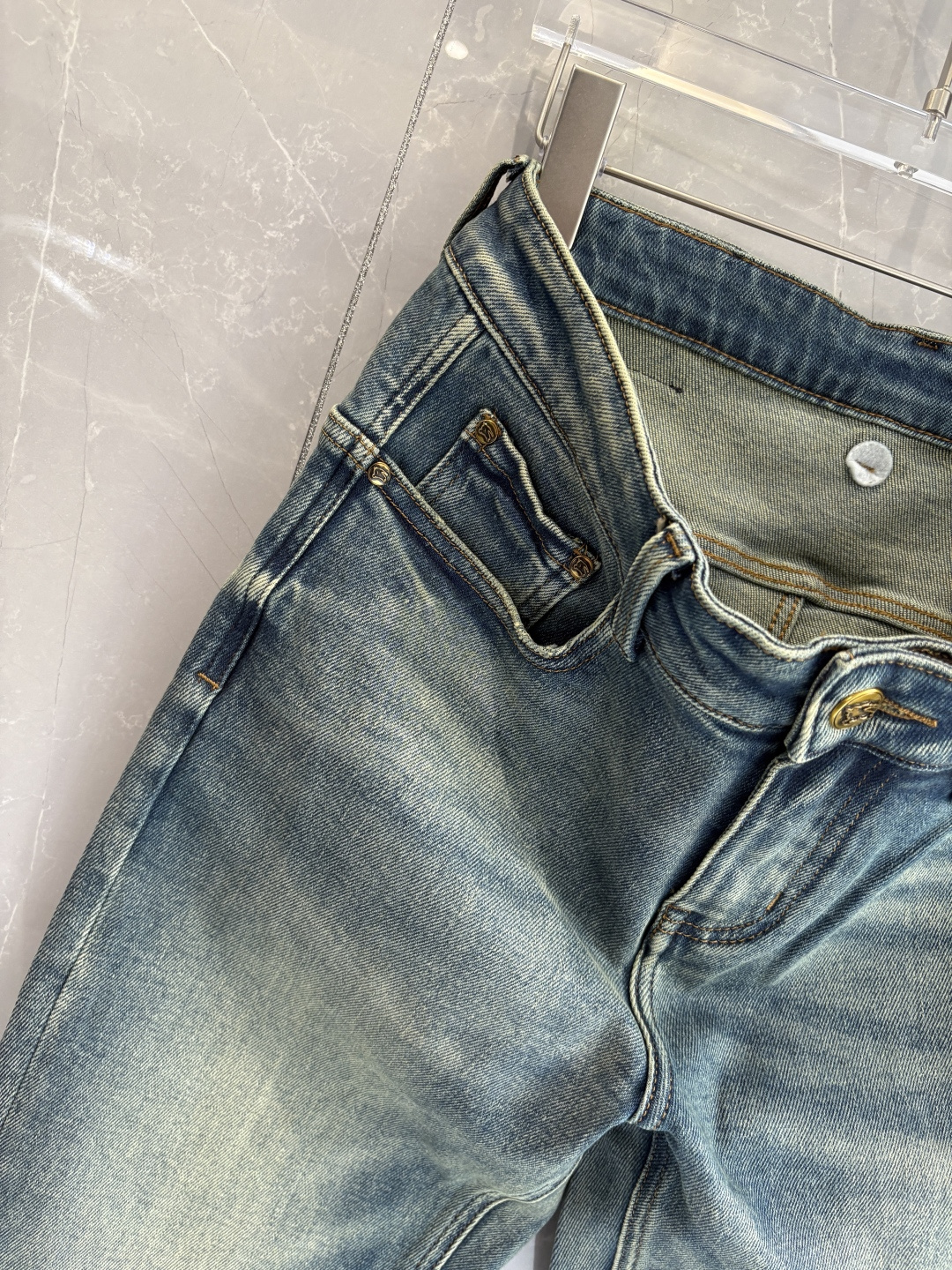 专柜🆕2025秋冬设计推荐 热卖牛仔裤🆕柔软亲肤面料 奢华头层牛皮腰牌 经典蓝洗水 专柜限量款 奢华感订