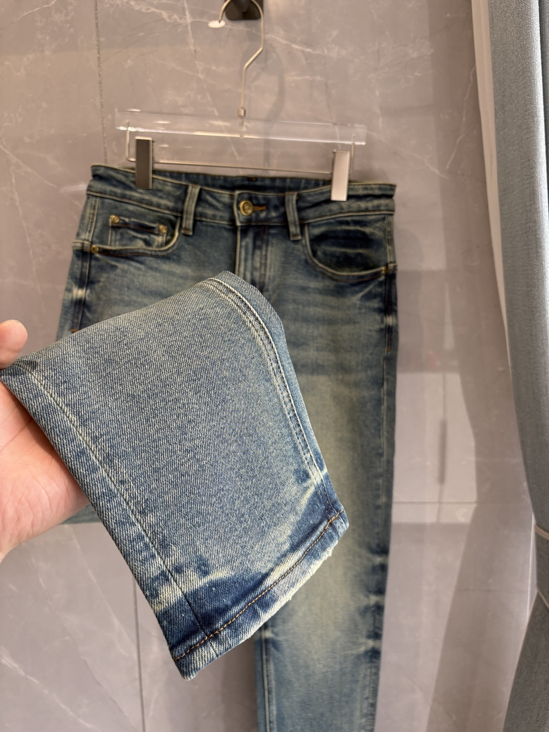 专柜🆕2025秋冬设计推荐 热卖牛仔裤🆕柔软亲肤面料 奢华头层牛皮腰牌 经典蓝洗水 专柜限量款 奢华感订