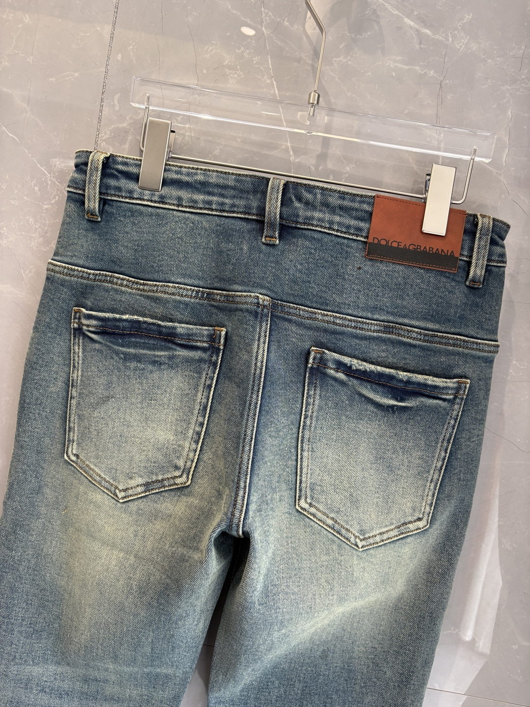 专柜🆕2025秋冬设计推荐 热卖牛仔裤🆕柔软亲肤面料 奢华头层牛皮腰牌 经典蓝洗水 专柜限量款 奢华感订
