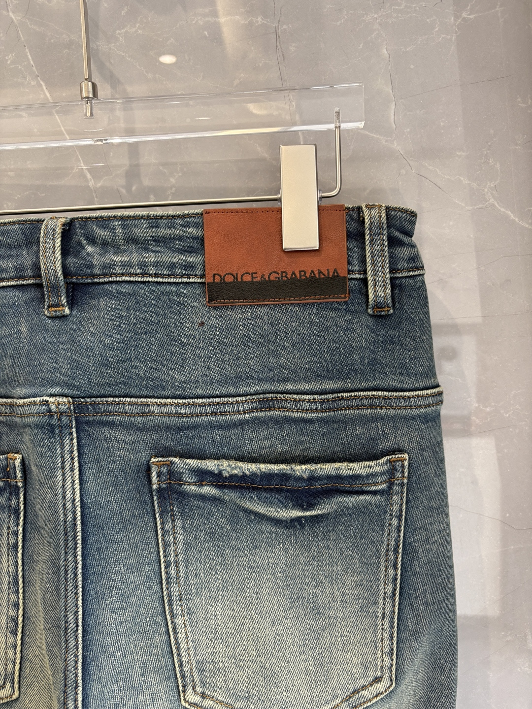 专柜🆕2025秋冬设计推荐 热卖牛仔裤🆕柔软亲肤面料 奢华头层牛皮腰牌 经典蓝洗水 专柜限量款 奢华感订