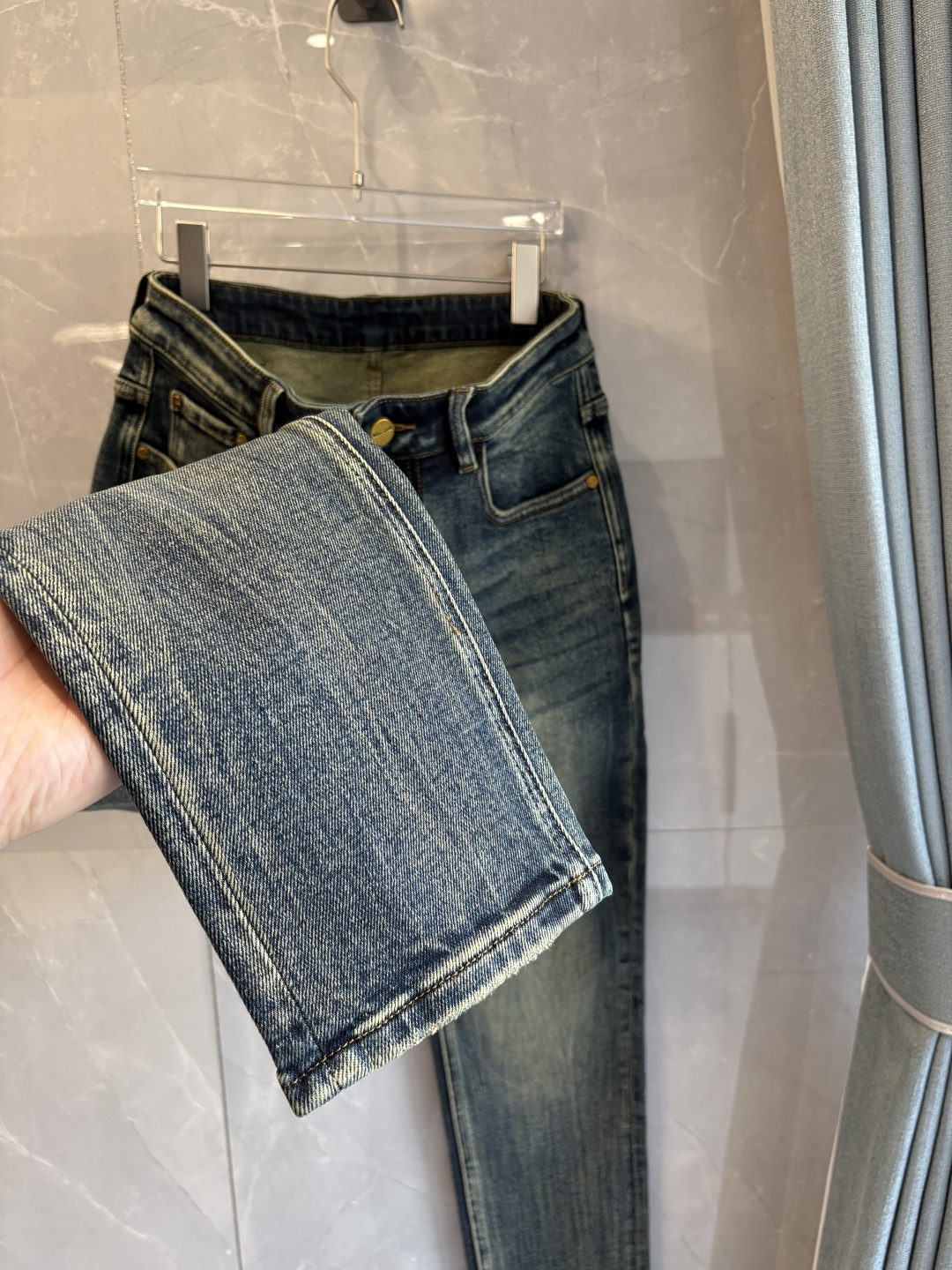 专柜🆕2025秋冬设计推荐 热卖牛仔裤🆕柔软亲肤面料 奢华头层牛皮腰牌 经典蓝洗水 专柜限量款 奢华感订