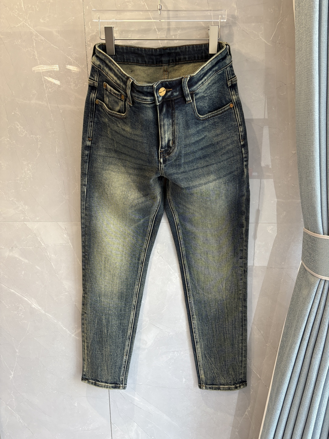 专柜🆕2025秋冬设计推荐 热卖牛仔裤🆕柔软亲肤面料 奢华头层牛皮腰牌 经典蓝洗水 专柜限量款 奢华感订