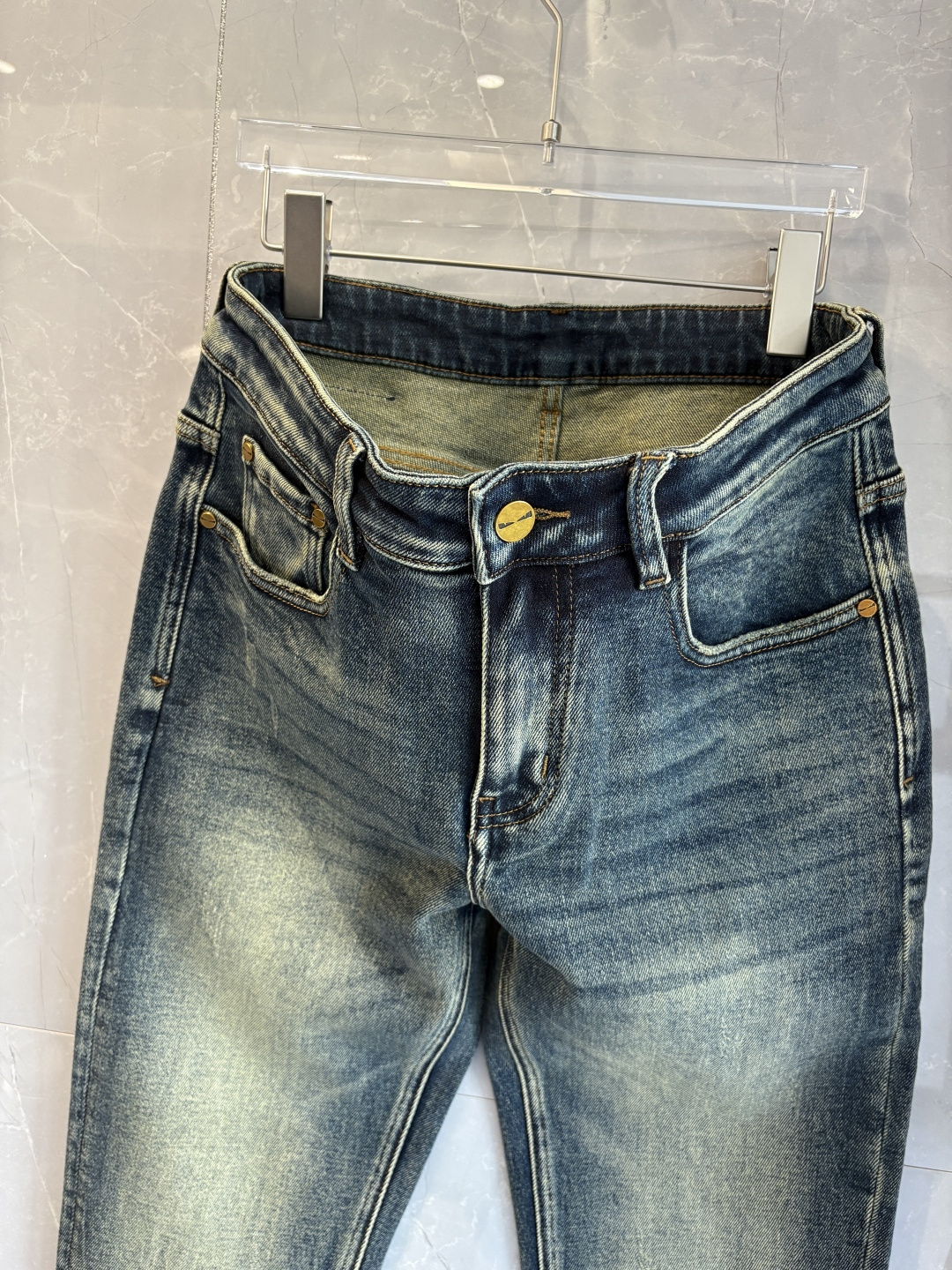 专柜🆕2025秋冬设计推荐 热卖牛仔裤🆕柔软亲肤面料 奢华头层牛皮腰牌 经典蓝洗水 专柜限量款 奢华感订