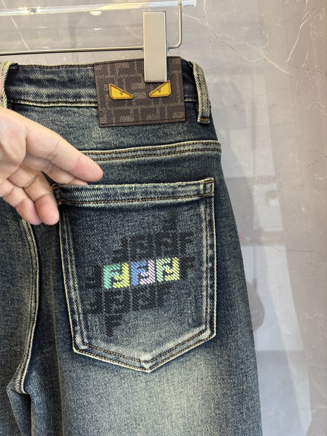 专柜🆕2025秋冬设计推荐 热卖牛仔裤🆕柔软亲肤面料 奢华头层牛皮腰牌 经典蓝洗水 专柜限量款 奢华感订