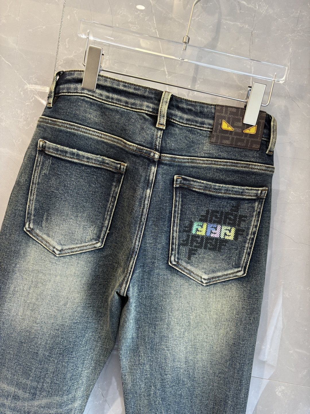 专柜🆕2025秋冬设计推荐 热卖牛仔裤🆕柔软亲肤面料 奢华头层牛皮腰牌 经典蓝洗水 专柜限量款 奢华感订