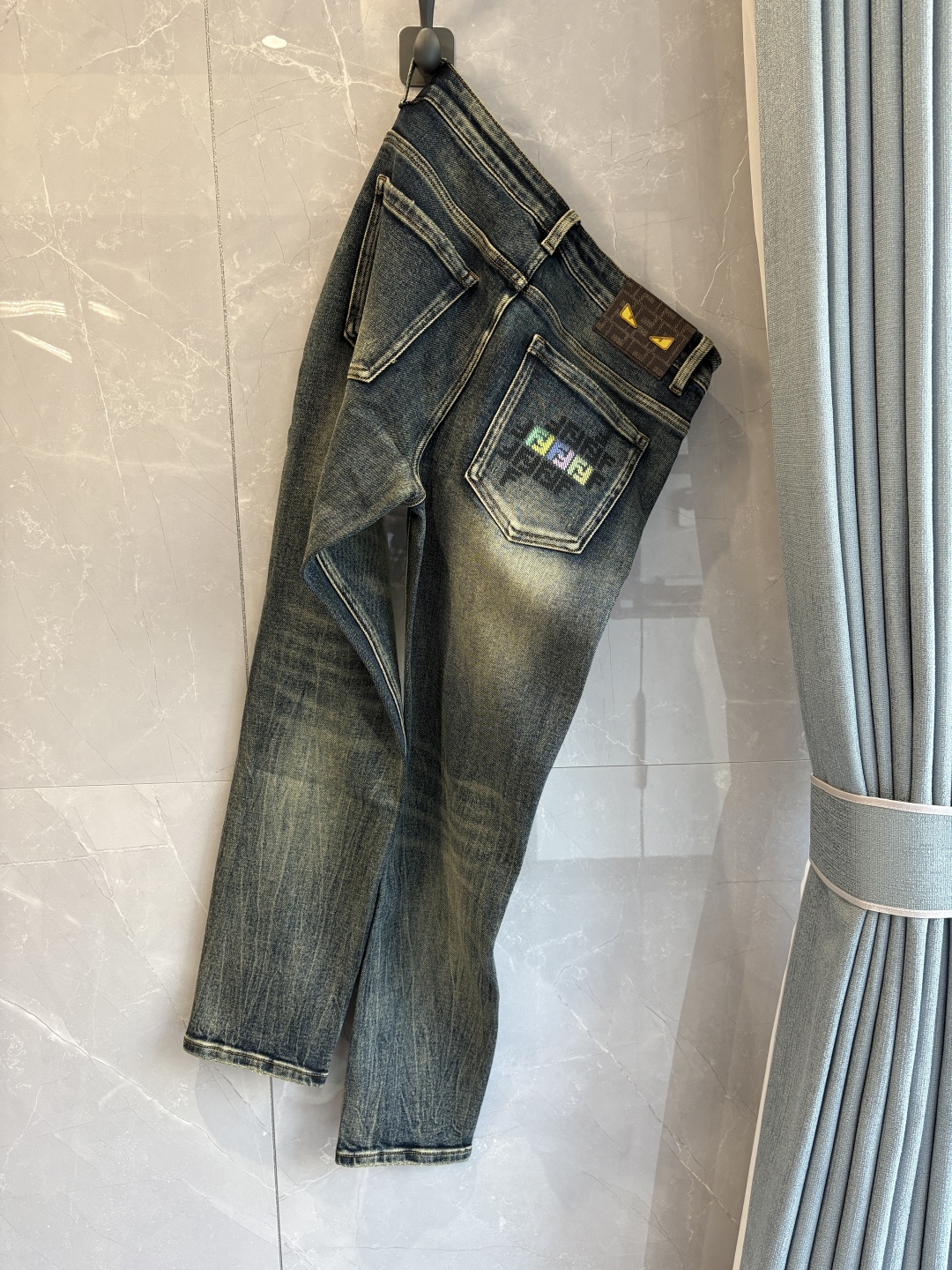 NO:612603,2025 Autumn and Winter Design Recommendations at the Counter Best Selling Jeans with Soft Skin Friendly Fabric Luxurious First Layer Cowhide Waist Tag Classic Blue Wash Limited Edition at the Counter Luxurious Customized Fabrics Craftsmanship + Washing Foreign Trade Quality and Detailed Processing Fully Perfect This Color is Absolutely Loved at the Counter Autumn and Winter Hot Selling Pre-sale Sold Out Popular Single Color Versatile Flavor Stretch Slim Small Straight Pants Type Size.29-38 No 35; 37 Size  FFF001,,jeans,cowhide,alexander wang19860909专柜2025秋冬设计推荐 热卖牛仔裤柔软亲肤面料 奢华头层牛皮腰牌 经典蓝洗水 专柜限量款 奢华感订制面料 工艺+洗水外贸品质感细节处理满满到位 这颜色绝对爱了爱了专柜秋冬热卖预售即售完款爆单款色系百搭大牛味 弹力修身小直筒裤型 尺码.29-38 无35；37码 FFF001,,jeans,cowhide,alexander wang,Men's clothing