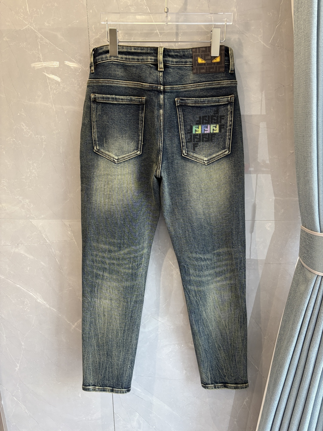 专柜🆕2025秋冬设计推荐 热卖牛仔裤🆕柔软亲肤面料 奢华头层牛皮腰牌 经典蓝洗水 专柜限量款 奢华感订