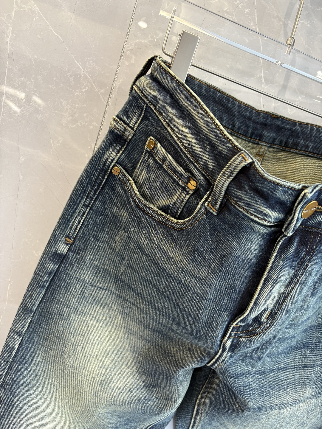 专柜🆕2025秋冬设计推荐 热卖牛仔裤🆕柔软亲肤面料 奢华头层牛皮腰牌 经典蓝洗水 专柜限量款 奢华感订