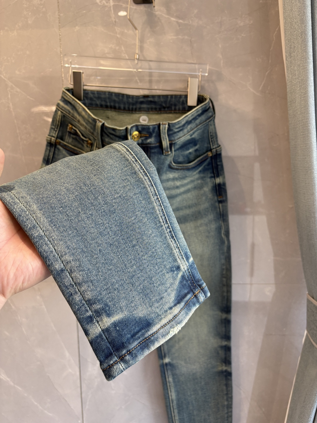 专柜🆕2025秋冬设计推荐 热卖牛仔裤🆕柔软亲肤面料 奢华头层牛皮腰牌 经典蓝洗水 专柜限量款 奢华感订