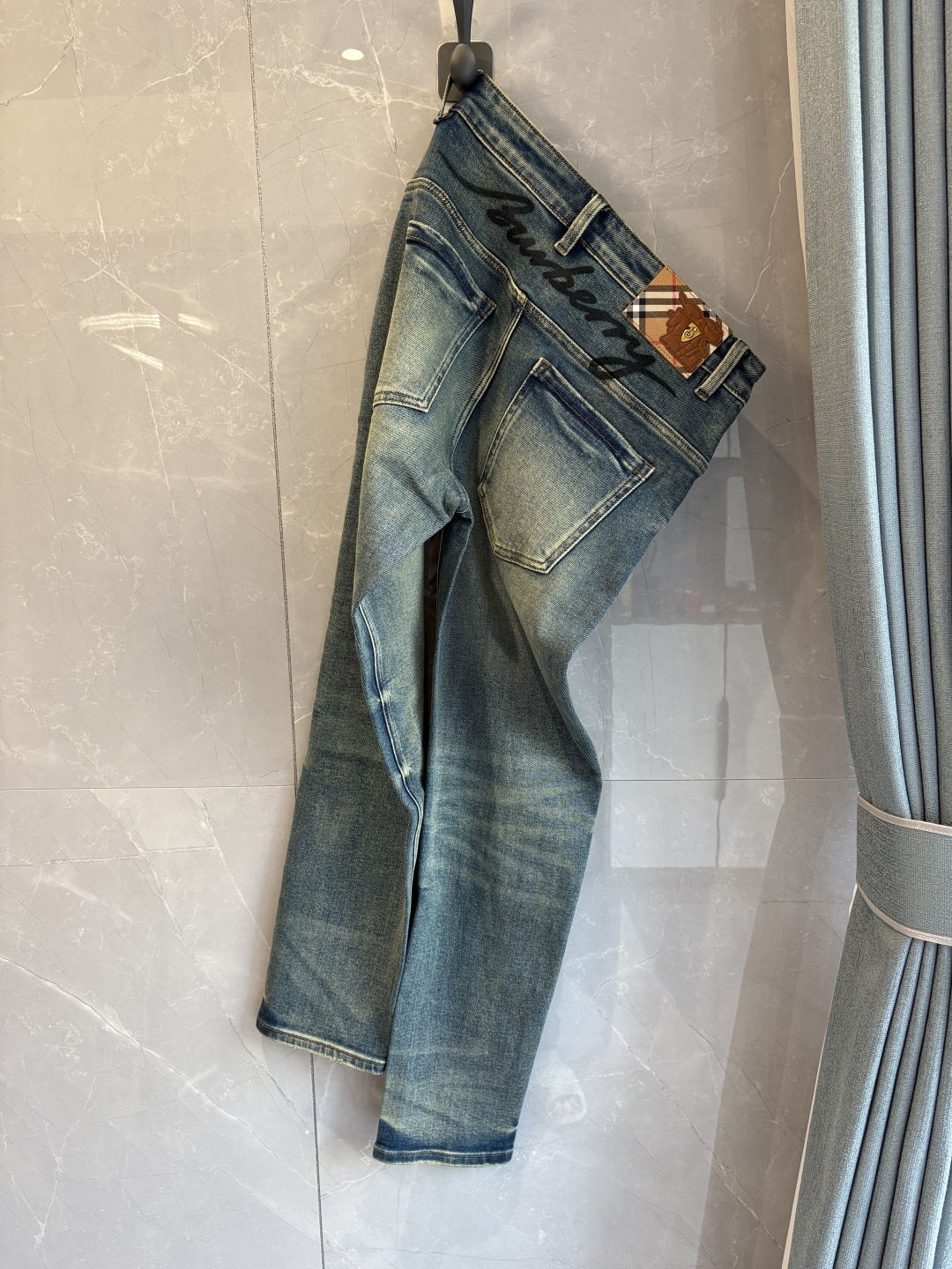 专柜🆕2025秋冬设计推荐 热卖牛仔裤🆕柔软亲肤面料 奢华头层牛皮腰牌 经典蓝洗水 专柜限量款 奢华感订