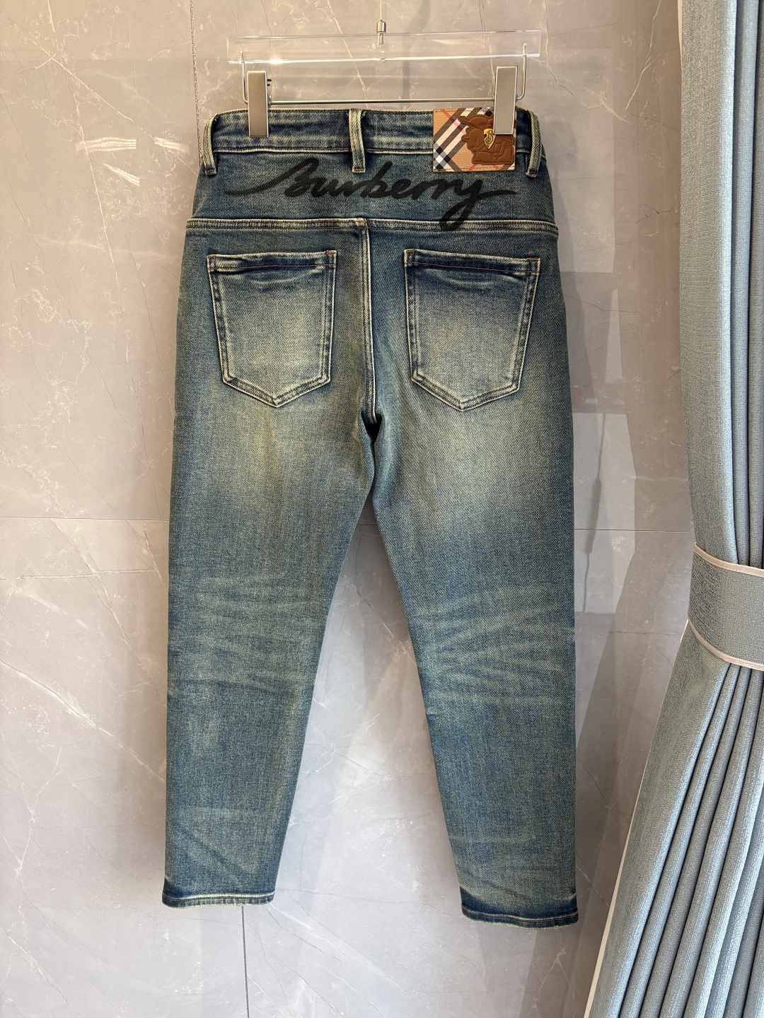 专柜🆕2025秋冬设计推荐 热卖牛仔裤🆕柔软亲肤面料 奢华头层牛皮腰牌 经典蓝洗水 专柜限量款 奢华感订