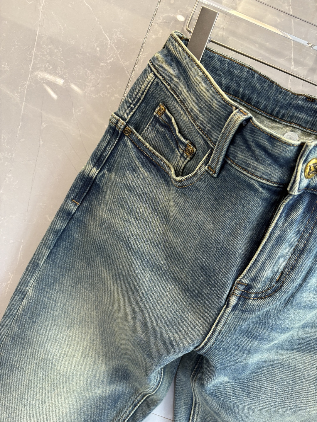 专柜🆕2025秋冬设计推荐 热卖牛仔裤🆕柔软亲肤面料 奢华头层牛皮腰牌 经典蓝洗水 专柜限量款 奢华感订