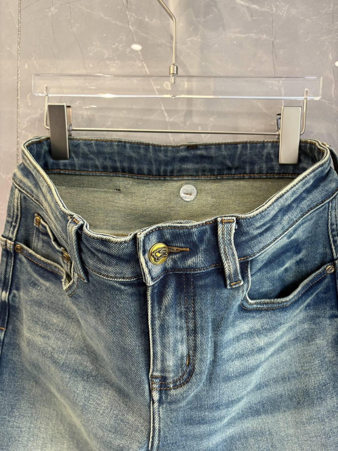 专柜🆕2025秋冬设计推荐 热卖牛仔裤🆕柔软亲肤面料 奢华头层牛皮腰牌 经典蓝洗水 专柜限量款 奢华感订