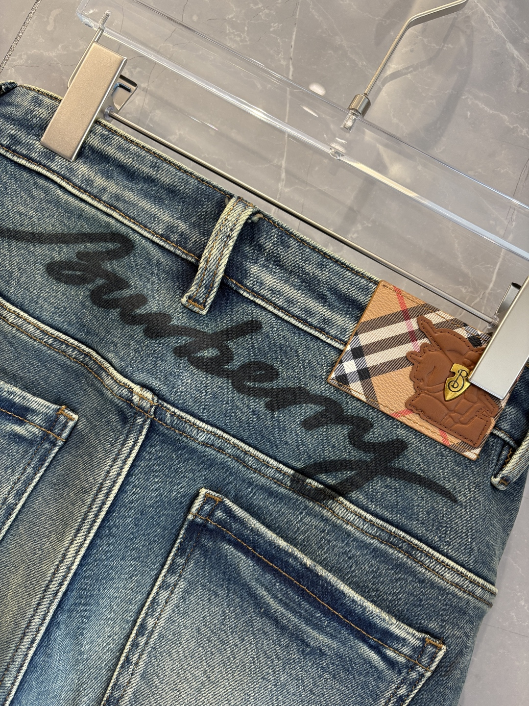 专柜🆕2025秋冬设计推荐 热卖牛仔裤🆕柔软亲肤面料 奢华头层牛皮腰牌 经典蓝洗水 专柜限量款 奢华感订